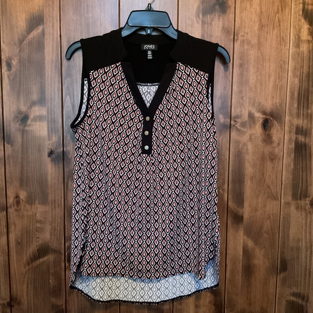 Jones New York Black and Pink Diamond Print Sleeveless V-Neck Top